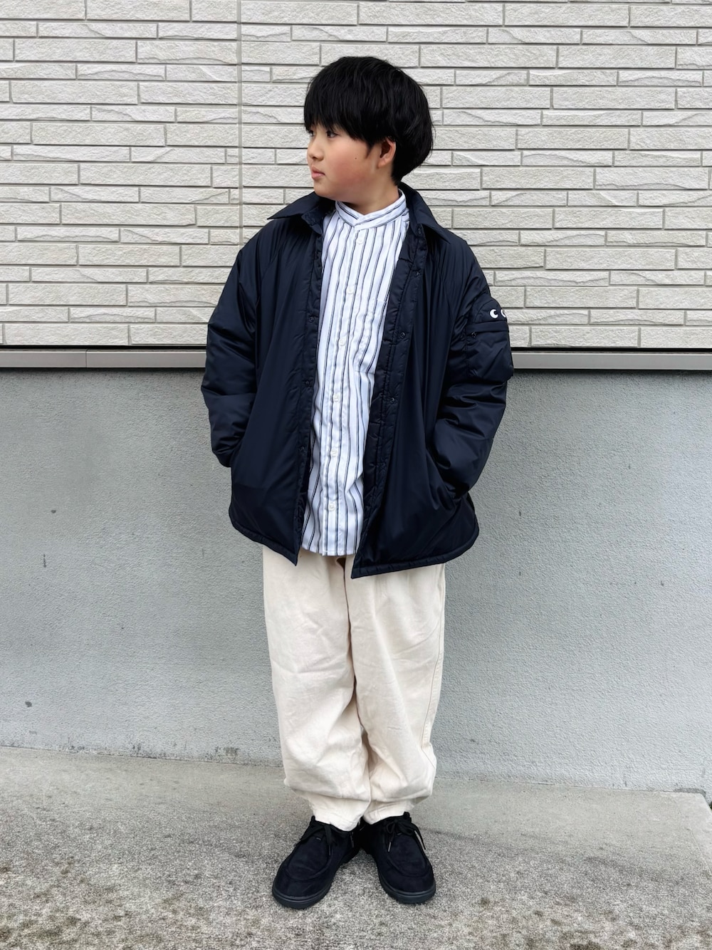 「ストライプシャツ、シャツスタイル、プチプラ、きれいめカジュアル、冬アウター、カジュアル、シンプルコーデ、お出かけコーデ、休日スタイル、モカシン、ワイドパンツ、レイヤードスタイル」｜「UNIQLOのアイテム（ジャケット/アウター、ブルー系）」を使った、M&Kさん（キッズ・135cm）の春コーディネートの1枚目の写真