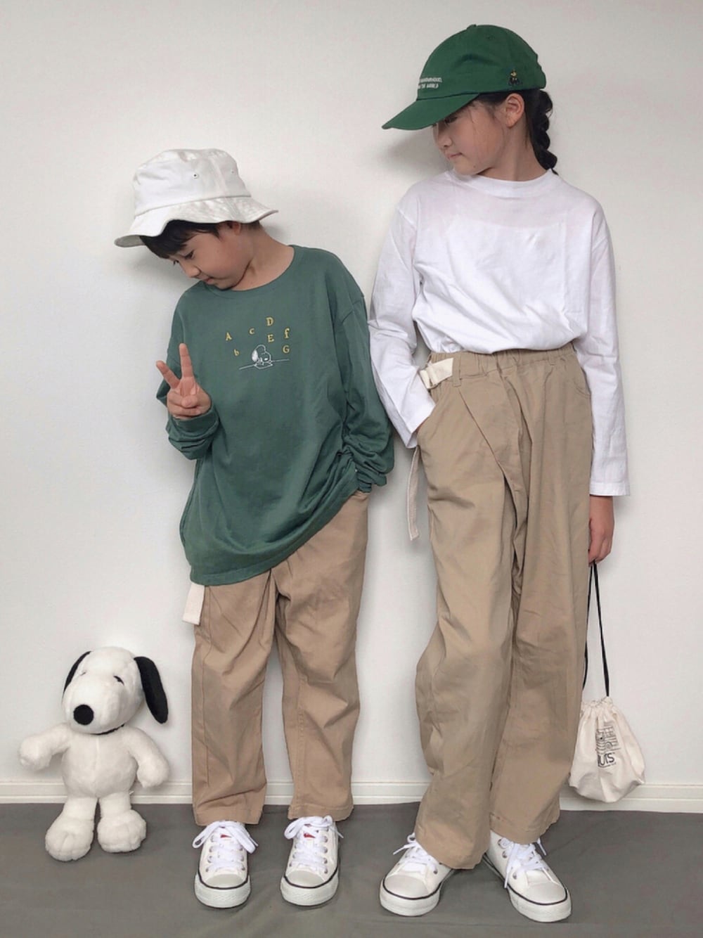 「ビッグシルエット、グリーン、チノパン、ベージュ、キャップ、ロンT、スヌーピー、ユニクロ、白スニーカー、プチプラ、プリントT、バケットハット、リンクコーデ、秋服準備はじめました、ラブアンドピース2021」｜「UNIQLOのアイテム（Tシャツ/カットソー、グリーン系）」を使った、M&Kさん（キッズ・137cm）の秋コーディネートの1枚目の写真