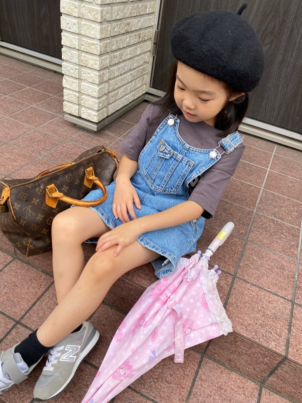 グレー系のTシャツ/カットソー、グレー系のスニーカー、ブルー系のサロペット/オーバーオールを着用したキッズの秋コーディネートの1枚目の写真