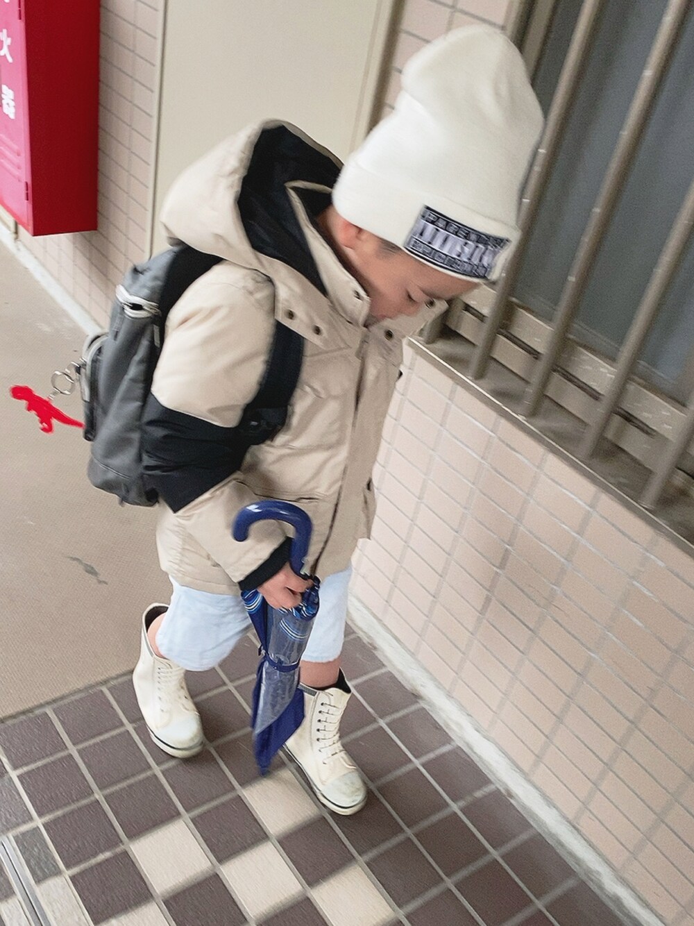 「シンプルコーデ、保育園、登園スタイル、雨の日コーデ、長靴、冬コーデ、次男、5歳、男の子」｜「ikkaのアイテム（ダウンジャケット/コート、ベージュ系）」を使った、3rermamさん（キッズ・110cm）の秋コーディネートの1枚目の写真