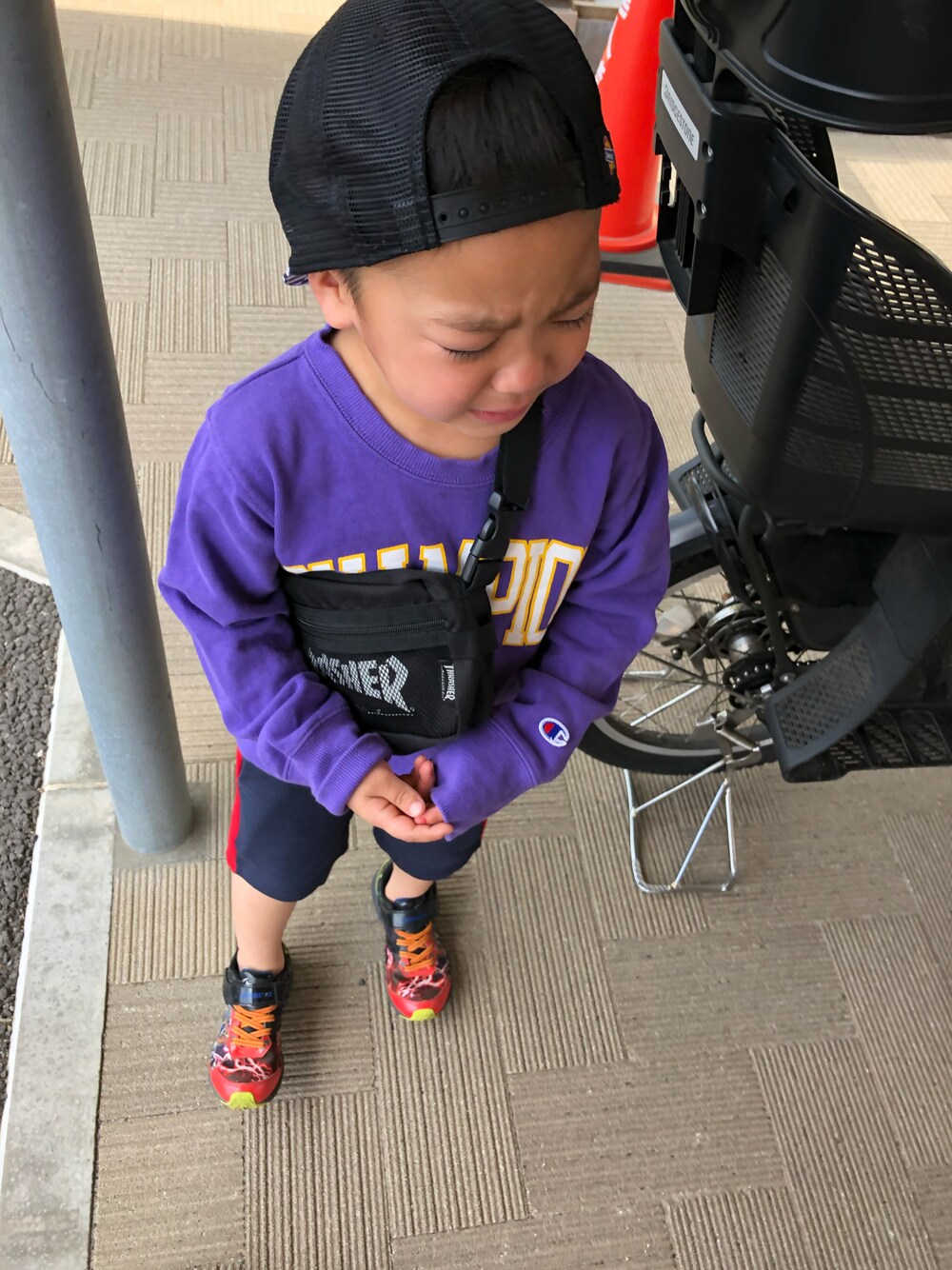 「シンプルコーデ、秋のコーデ、次男、5歳、男の子、スポーティ、スウェット、低身長」｜「Championの【Champion】カレッジクルースウェット（スウェット、パープル系）」を使った、3rermamさん（キッズ・110cm）の秋コーディネートの1枚目の写真