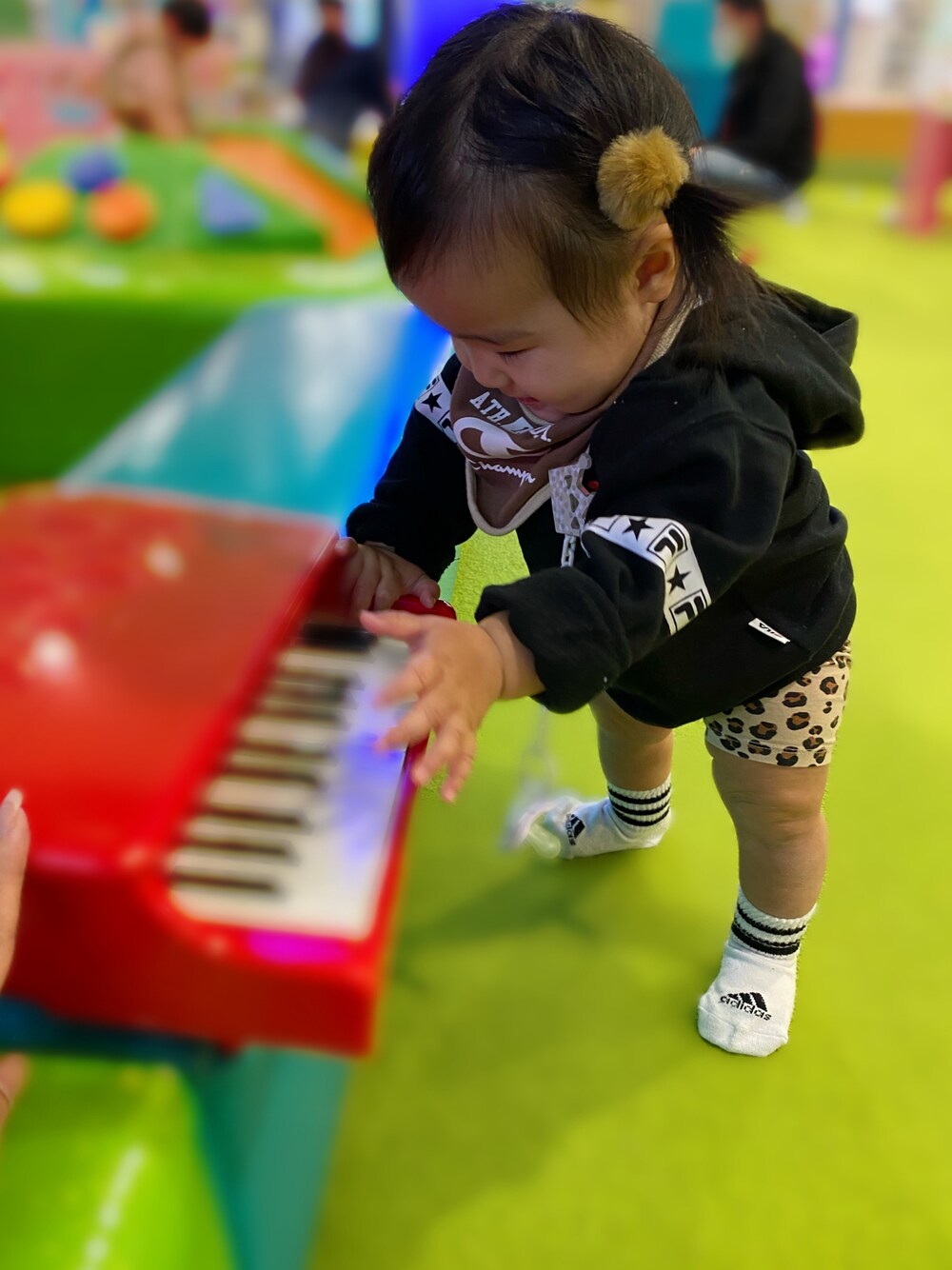 「秋のコーデ、スポーティ、０歳、9ヶ月、女の子、末っ子、楽チンコーデ、シンプルコーデ」｜「adidasのアイテム（ベビーシューズ/ベビーソックス、ホワイト系）」を使った、3rermamさん（キッズ・70cm）の秋コーディネートの1枚目の写真