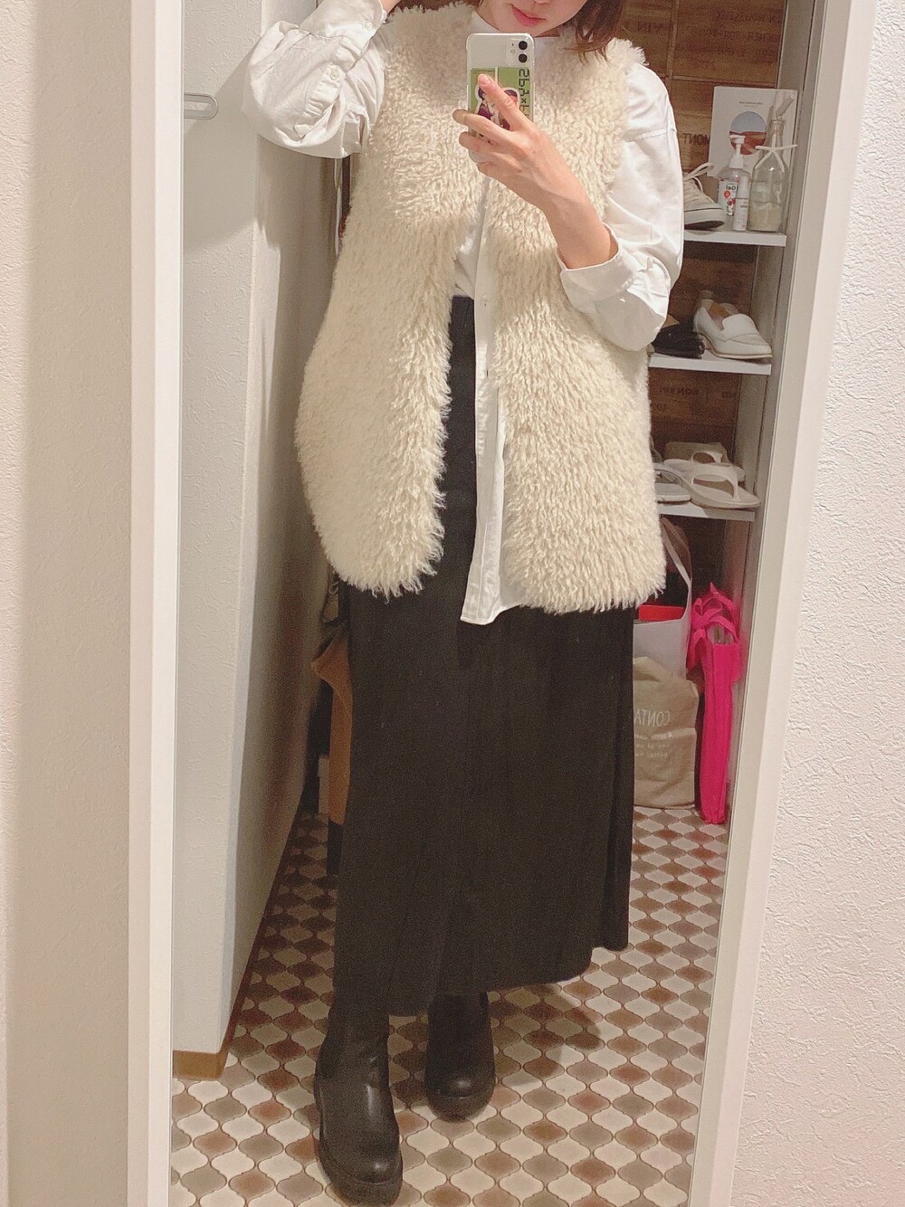 「CAPRICIEUX LE'MAGEのエコファーベスト（ベスト、ホワイト系）」を使った、m.さん（レディース・169cm）の春コーディネートの1枚目の写真