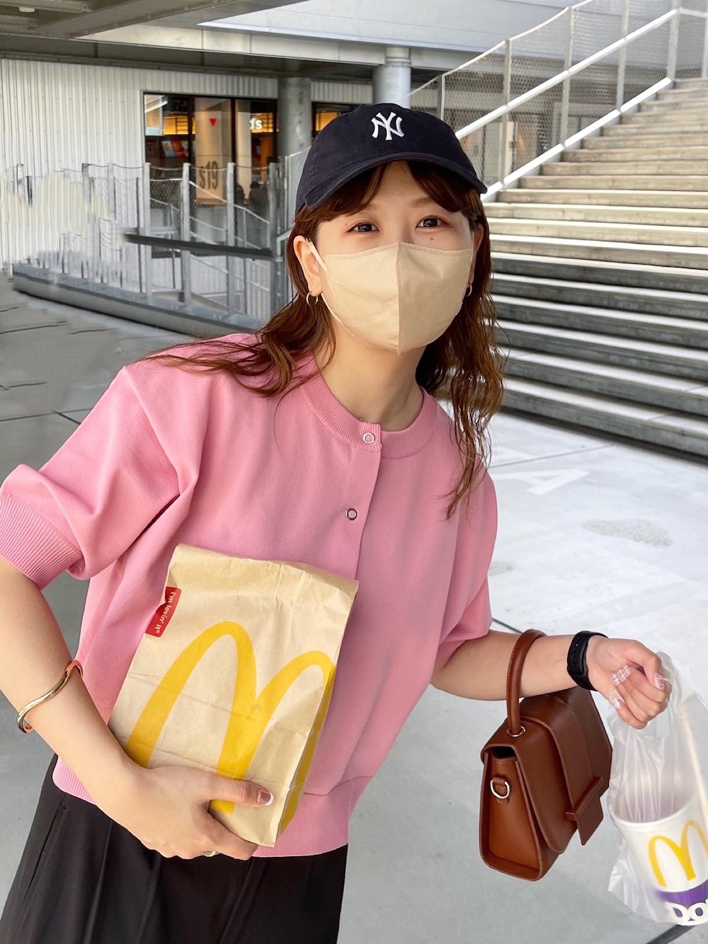 「ごきげんウィーク、オトナ女子、春夏コーデ、休日スタイル、キャップ、ニューバランス、ニューエラ、NEWERA、NEWBALANCE、ピンク、カーディガン、プチプラ」｜「NEW ERAのニューエラ キャップ タイプライター NY LA（キャップ、ブルー系）」を使った、akariさん（レディース・167cm）の春コーディネートの1枚目の写真