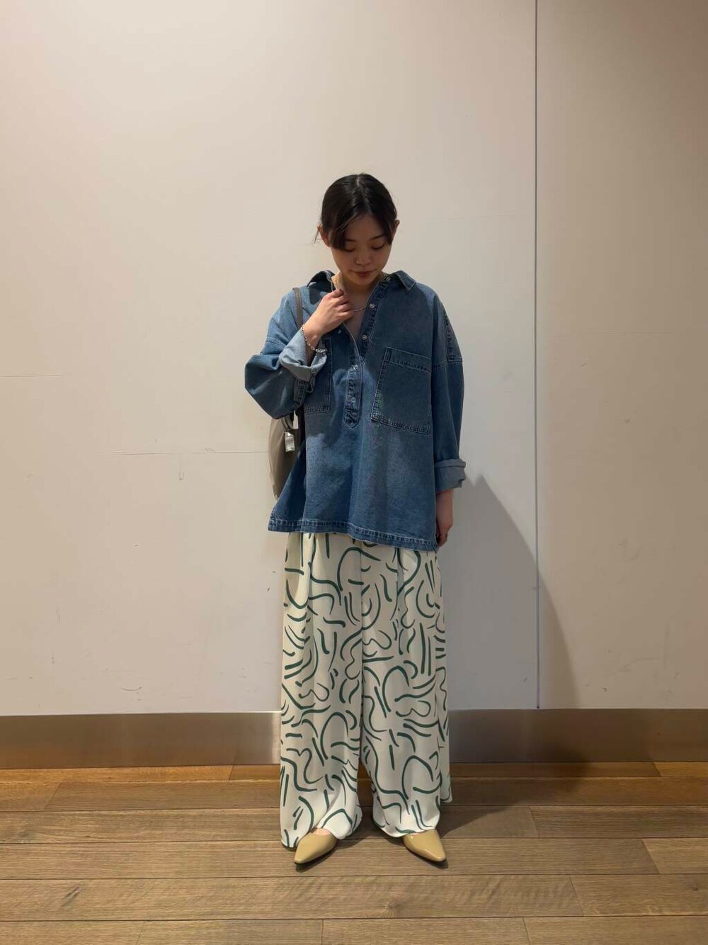 グリーン系のその他パンツ、ベージュ系のパンプス、ブルー系のシャツ/ブラウスを着用したレディースの冬コーディネートの1枚目の写真
