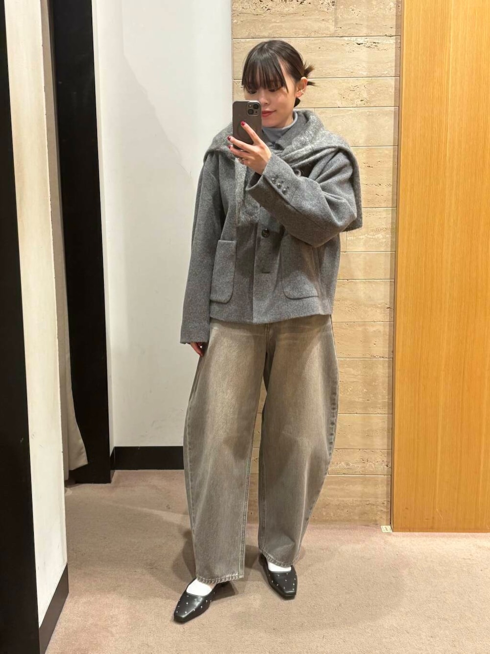 ブルー系のTシャツ/カットソー、グレー系のその他アウター、グリーン系のデニムパンツを着用したレディースの冬コーディネートの1枚目の写真