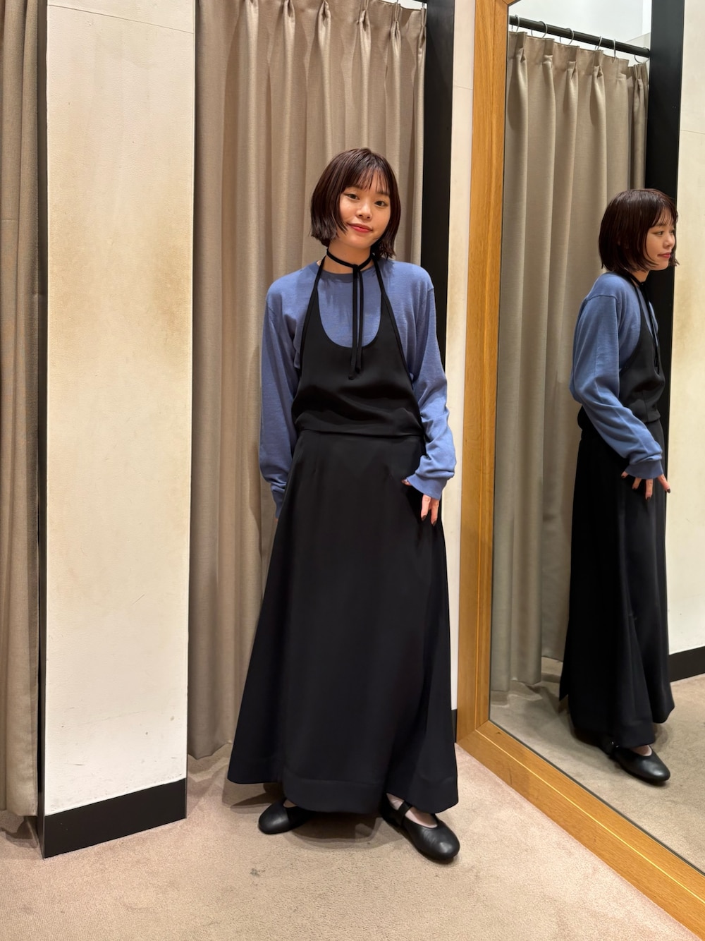 ブラック系のワンピース、ブラック系のバレエシューズを着用したレディースの秋コーディネートの1枚目の写真