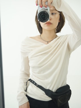 「URBAN RESEARCH（アーバンリサーチ）のベロアオフショルドレープカットソー（Tシャツ/カットソー、ホワイト系）」を使った、Rさん（レディース・156cm）の夏コーディネート