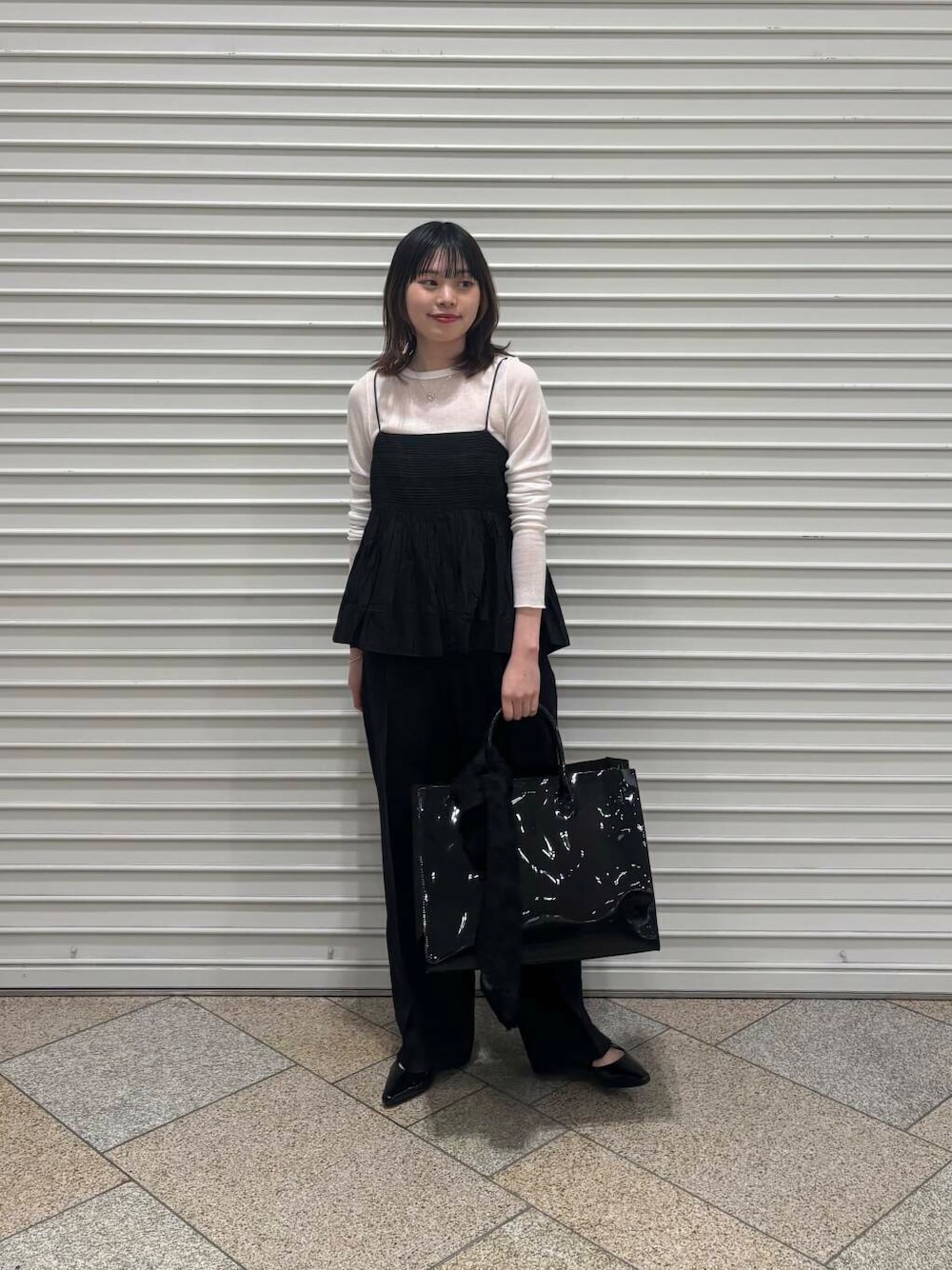 「モノトーン、URBANRESEARCH、シアー、着回しコーデ、newarrival、透け感、お出かけコーデ、ブラックコーデ、パンツコーデ、綺麗めカジュアルコーデ、ブルベ冬、春カラーコーデ、骨格ナチュラル、春先取りコーデ、過ごしやすい」｜「SMELLYのSMELLY so’　narrow line bangle（バングル/リストバンド、シルバー系）」を使った、りなさん（レディース・156cm）の春コーディネートの1枚目の写真