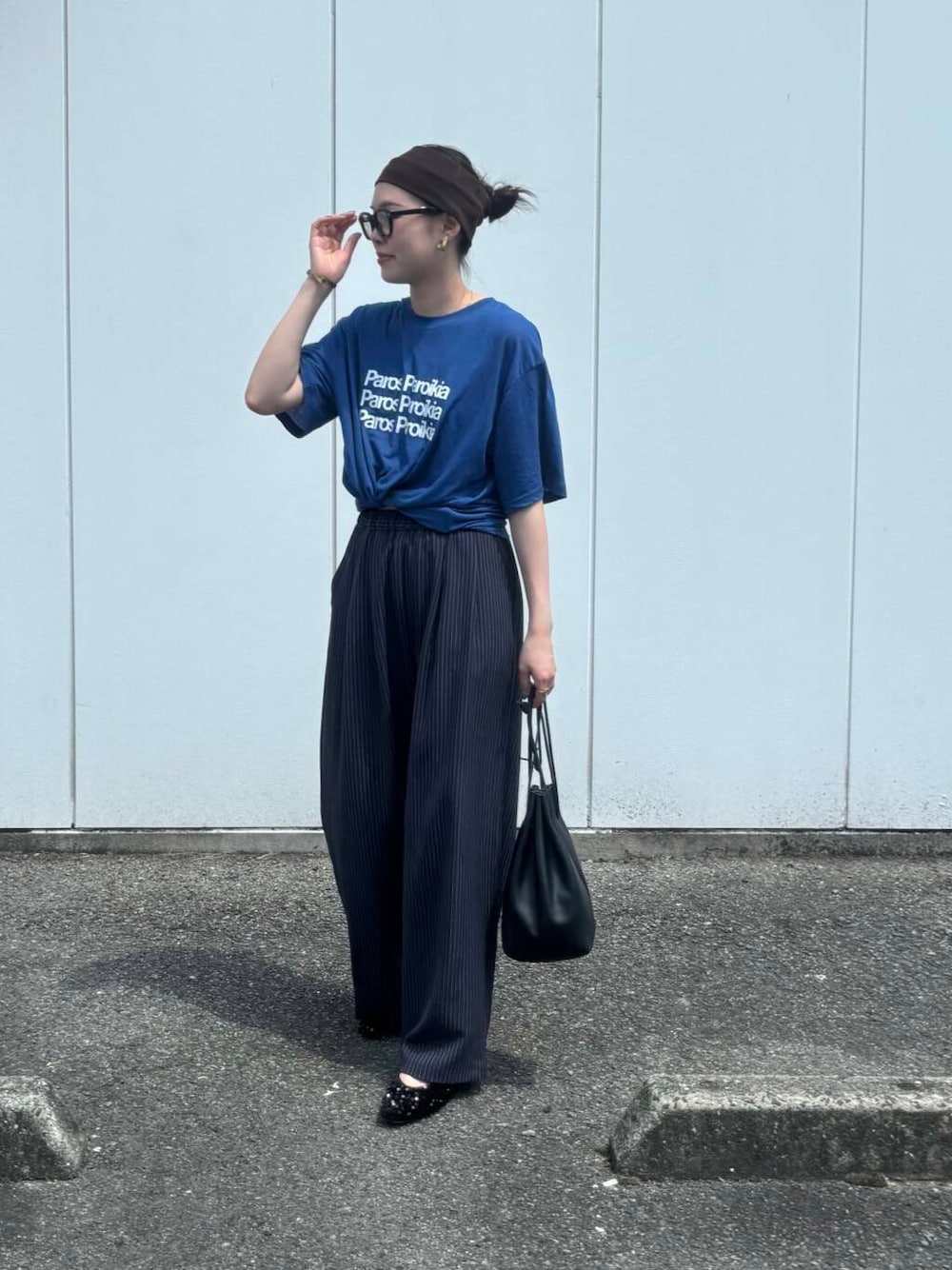 ブラック系のその他シューズ、その他のその他パンツ、ブルー系のTシャツ/カットソーを着用したレディースの夏コーディネートの1枚目の写真