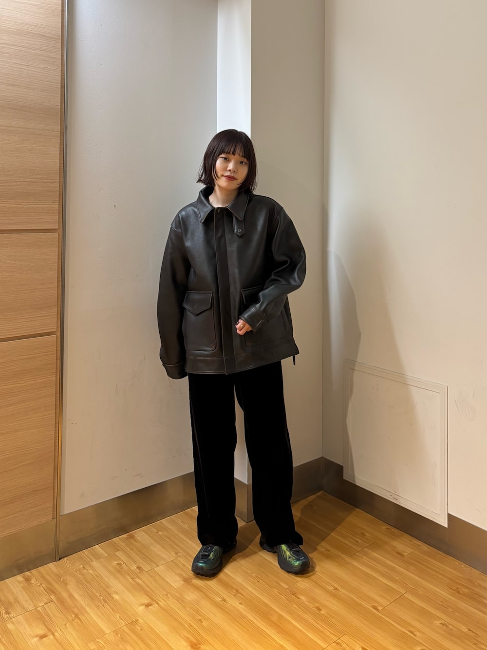 ブラウン系のその他パンツ、ブラウン系のその他アウター、ブラック系のスニーカーを着用したレディースの秋コーディネートの1枚目の写真