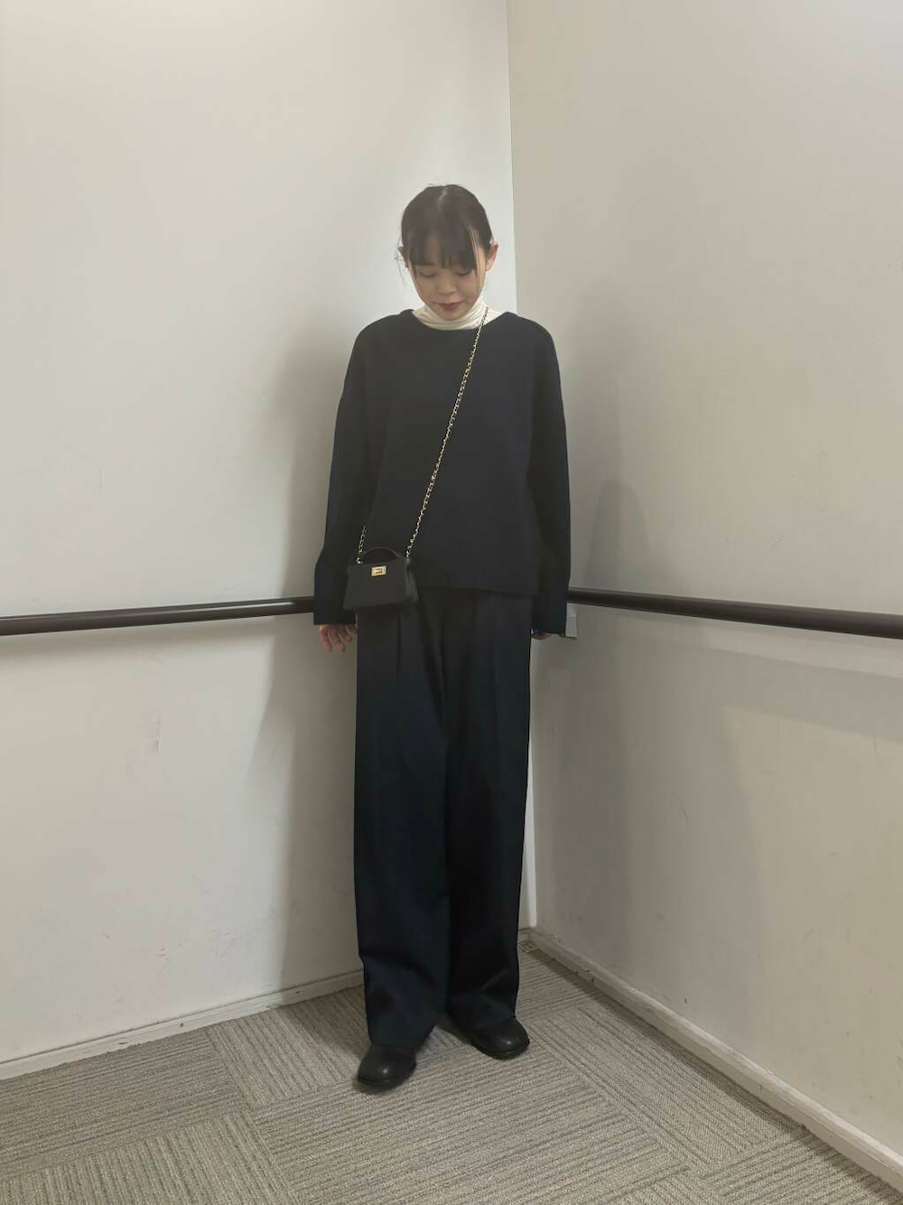 ホワイト系のその他アウター、ブラック系のブーツ、ブルー系のその他パンツを着用したレディースの冬コーディネートの1枚目の写真