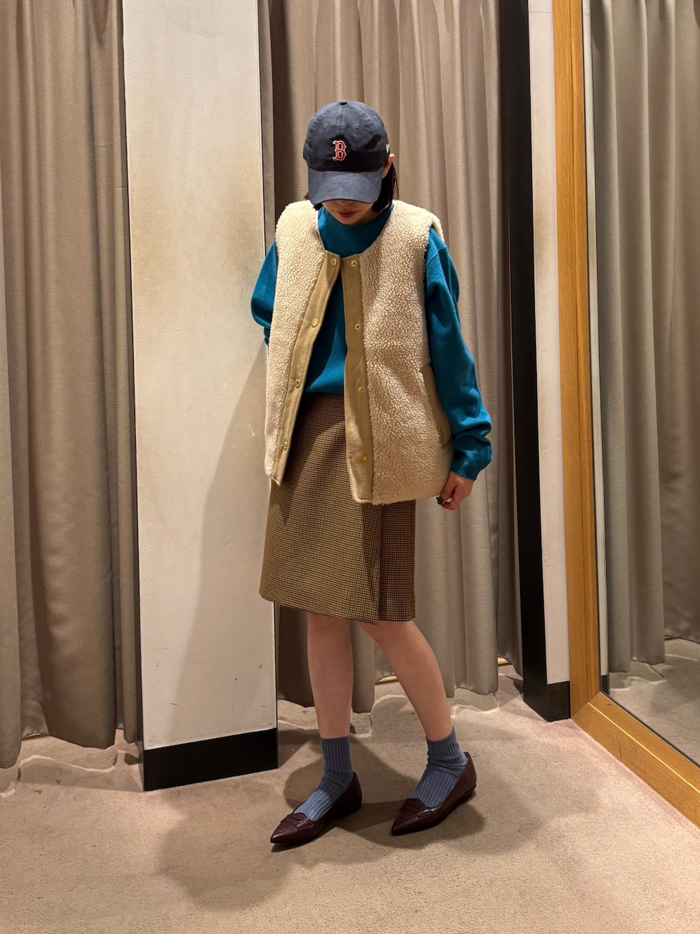 ブルー系のニット/セーター、ベージュ系のスカート、レッド系のパンプスを着用したレディースの秋コーディネートの1枚目の写真