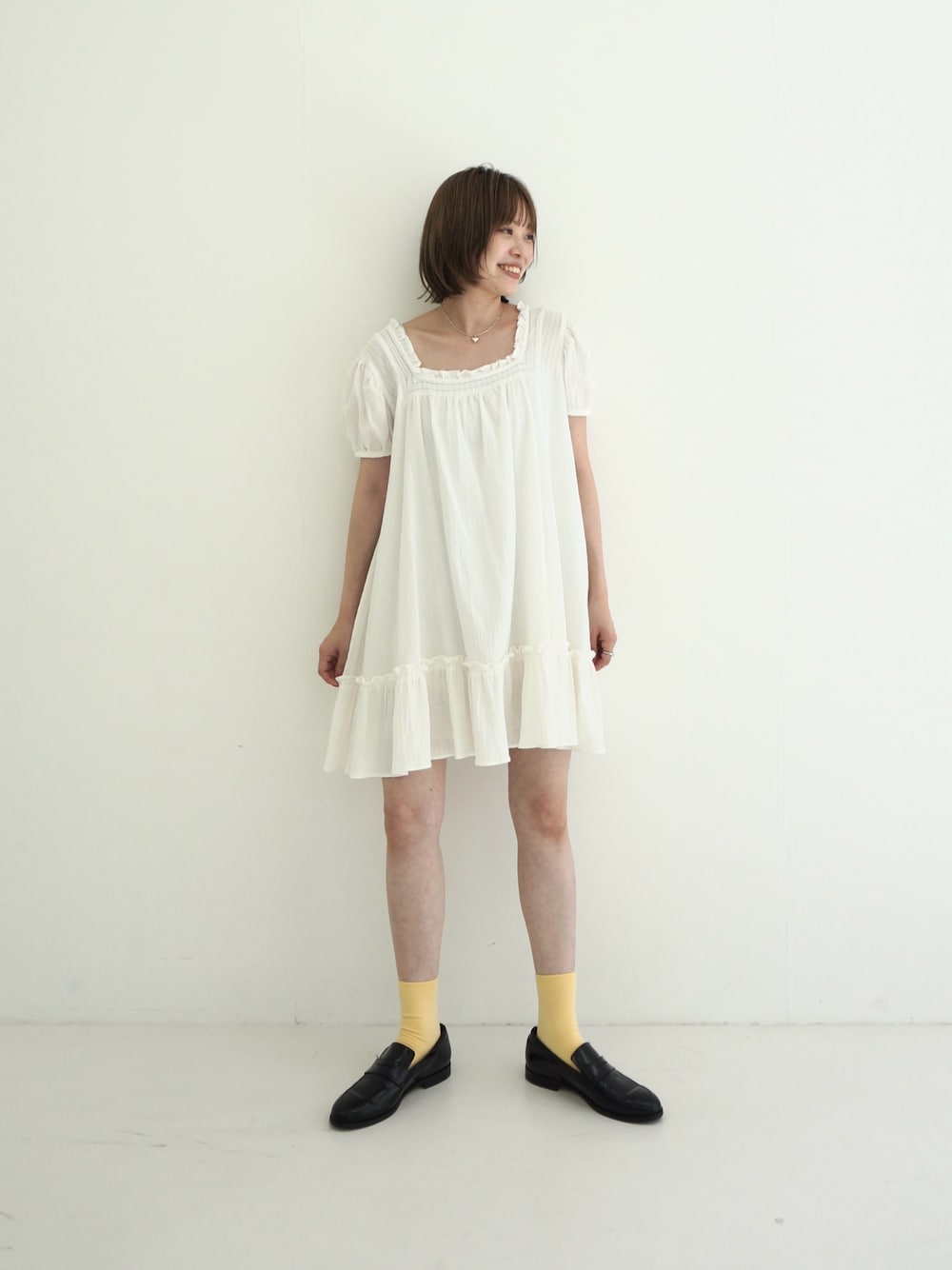 ホワイト系のシャツ/ブラウス、グレー系のニットキャップ/ビーニーを着用したレディースの夏コーディネートの1枚目の写真