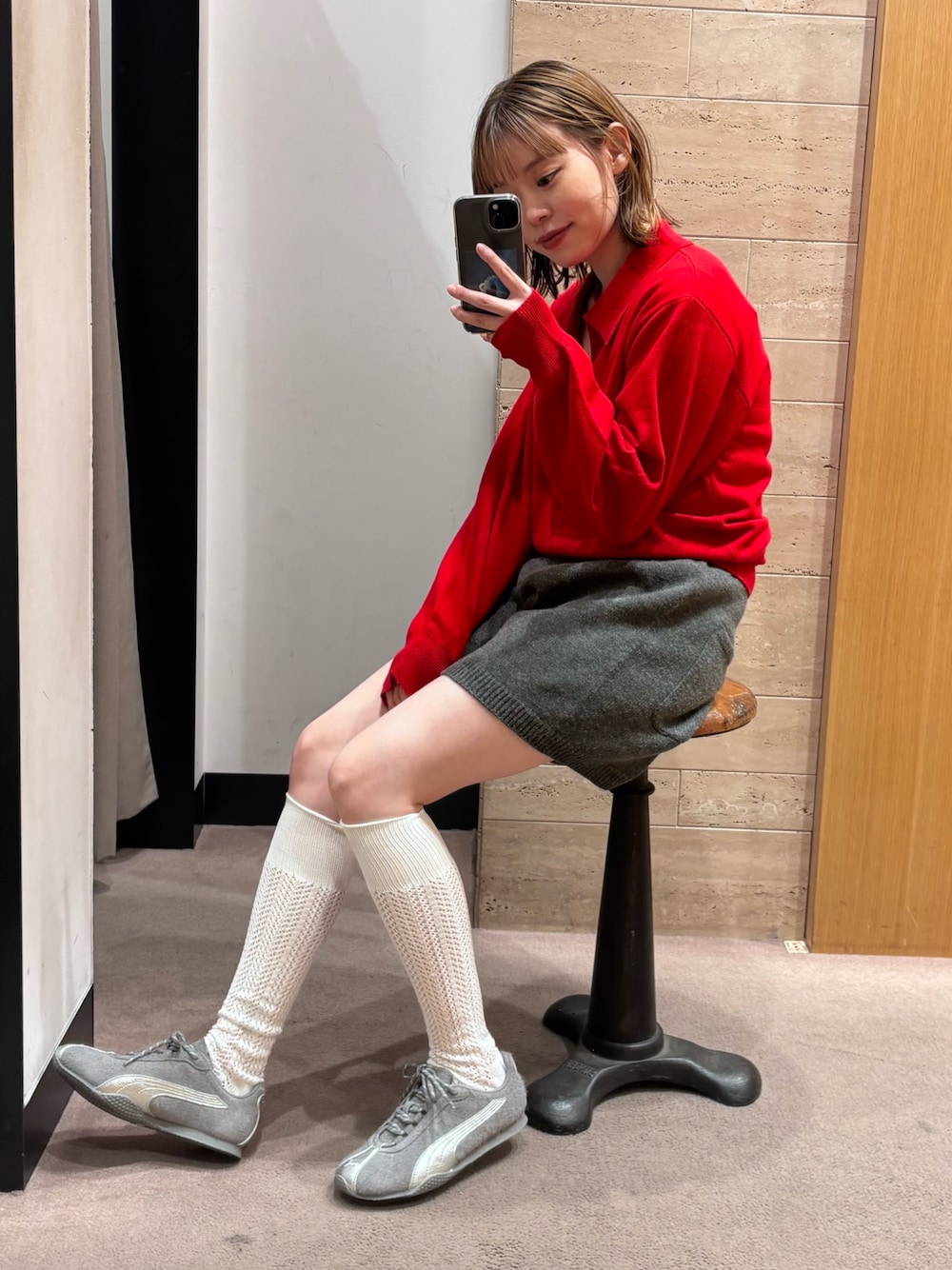 グレー系のスニーカー、レッド系のニット/セーター、ホワイト系のその他アンダーウェア/インナーを着用したレディースの秋コーディネートの1枚目の写真
