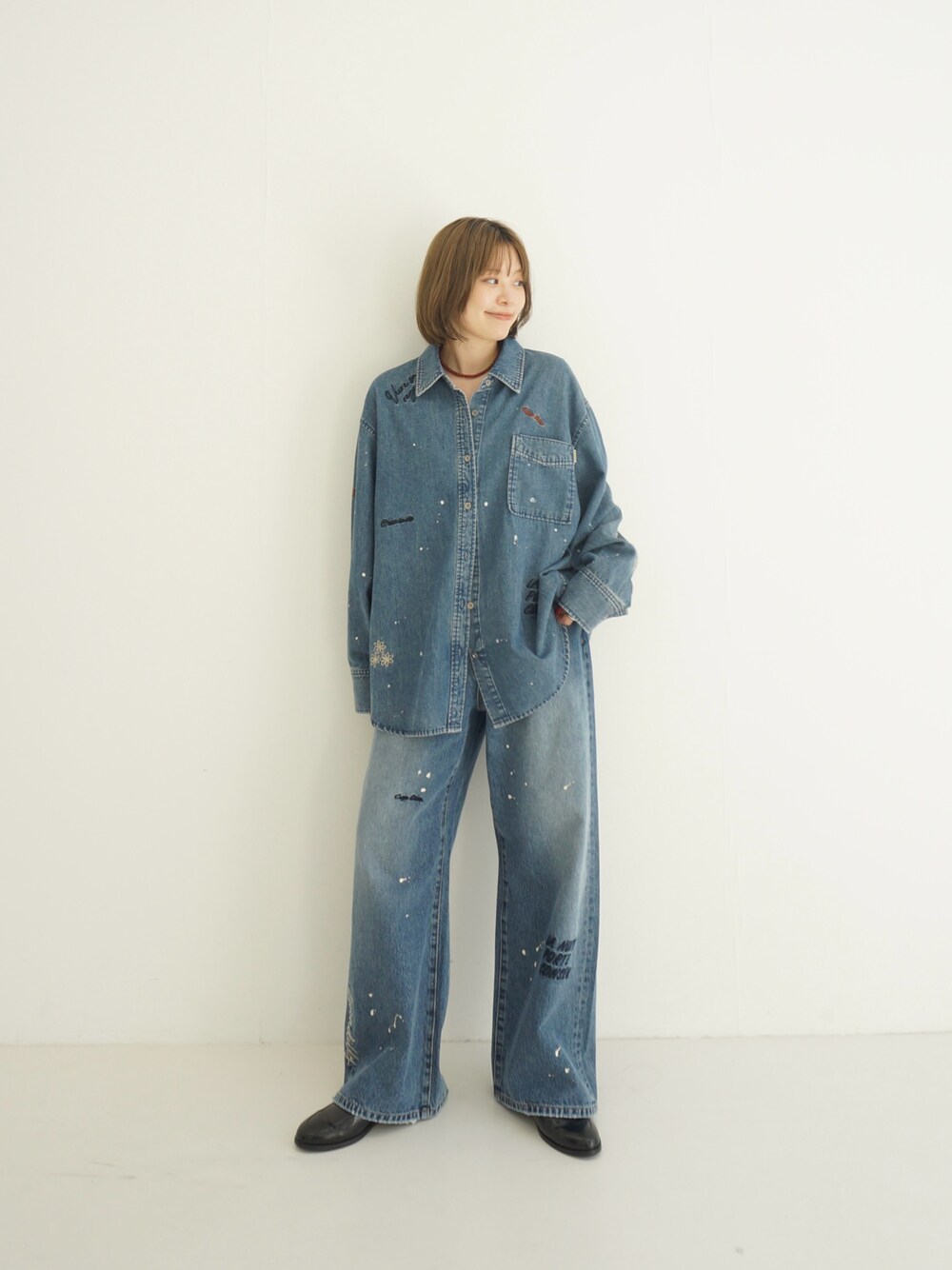 ブルー系のシャツ/ブラウス、ブルー系のデニムパンツを着用したレディースの夏コーディネートの1枚目の写真