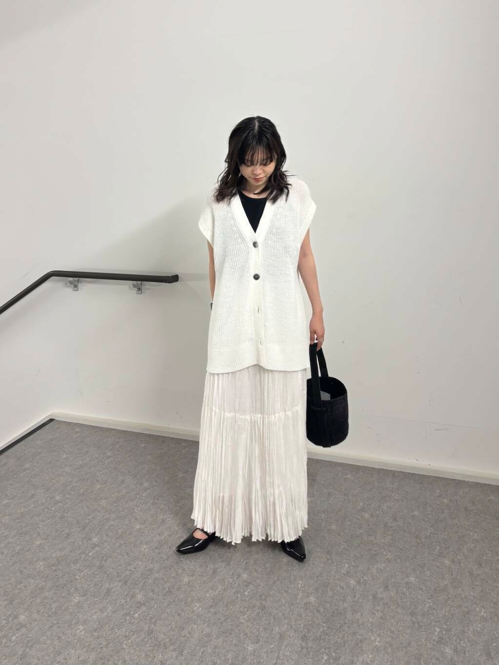 「ベスト、ロングスカート、URBANRESEARCH、newarrival、ホワイトコーデ、綺麗めコーデ、お出かけコーデ、スカートコーデ、夏素材、骨格ナチュラル、ナチュラル×ブルベ冬、過ごしやすい、トレンドシアーアイテム」｜「URBAN RESEARCHのポインテッドバックストラップシューズ（パンプス、ブラック系）」を使った、りなさん（レディース・156cm）の夏コーディネートの1枚目の写真