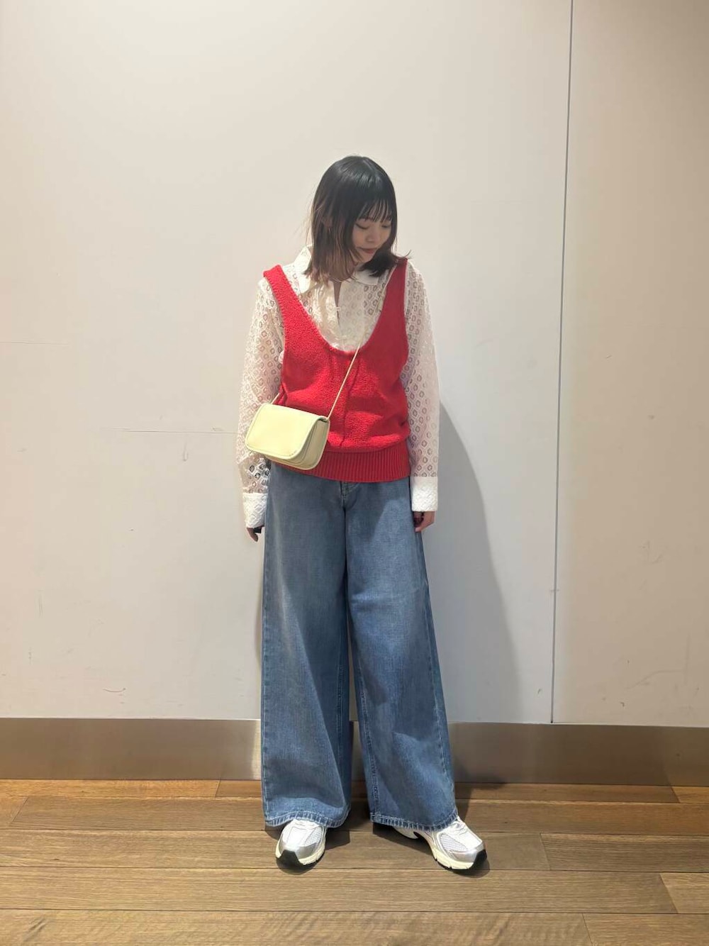 「lee、デニム、ニット、URBANRESEARCH、レッド、レース、シアー、春コーデ、着回しコーデ、newarrival、お出かけコーデ、パンツコーデ、差し色コーデ、ブルベ冬、コンパクトバッグ」｜「URBAN RESEARCHのdecor『デコール』　Hematite bar Choker（ネックレス、シルバー系）」を使った、りなさん（レディース・156cm）の春コーディネートの1枚目の写真