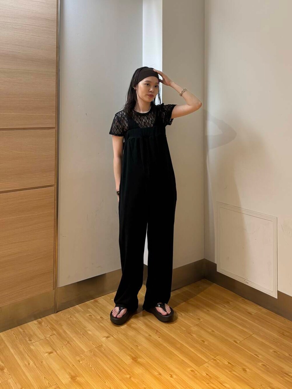 ブラック系のサンダル、ブラック系のTシャツ/カットソー、ブラック系のサロペット/オーバーオールを着用したレディースの夏コーディネートの1枚目の写真