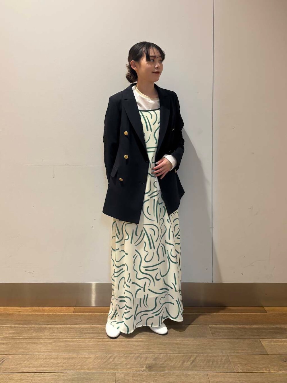 ブルー系のその他アウター、グリーン系のワンピース、ホワイト系のTシャツ/カットソーを着用したレディースの冬コーディネートの1枚目の写真