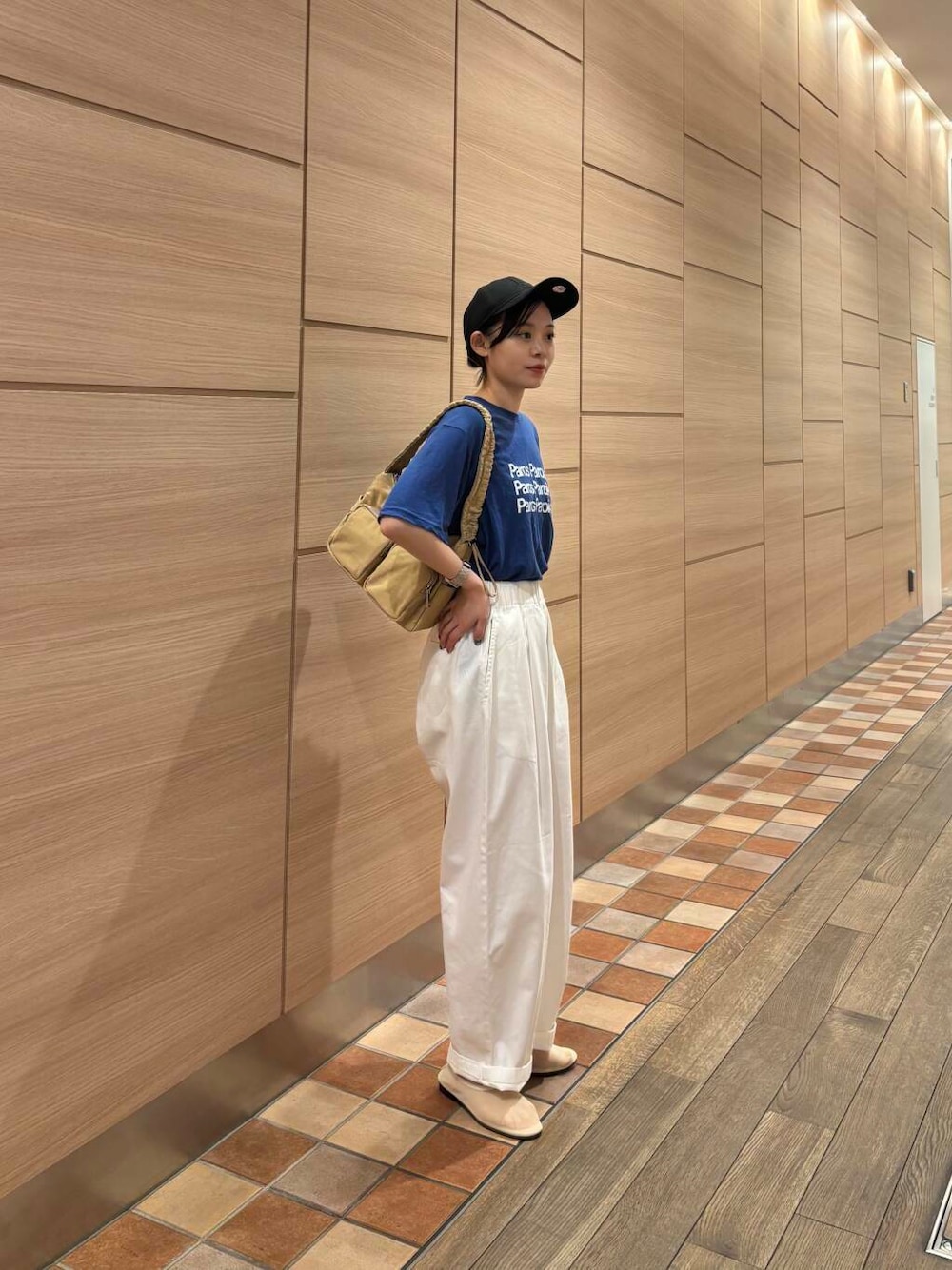 ホワイト系のその他パンツ、ベージュ系のバレエシューズ、ブルー系のTシャツ/カットソーを着用したレディースの夏コーディネートの1枚目の写真