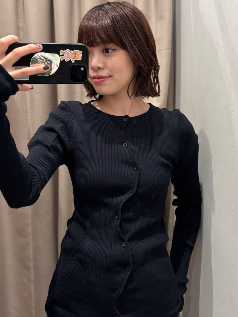 ブラック系のTシャツ/カットソーを着用したレディースの秋コーディネートの1枚目の写真