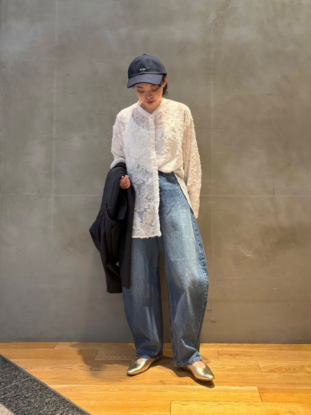 ブルー系のデニムパンツ、ホワイト系のシャツ/ブラウス、グレー系のトレンチコートを着用したレディースの冬コーディネートの1枚目の写真