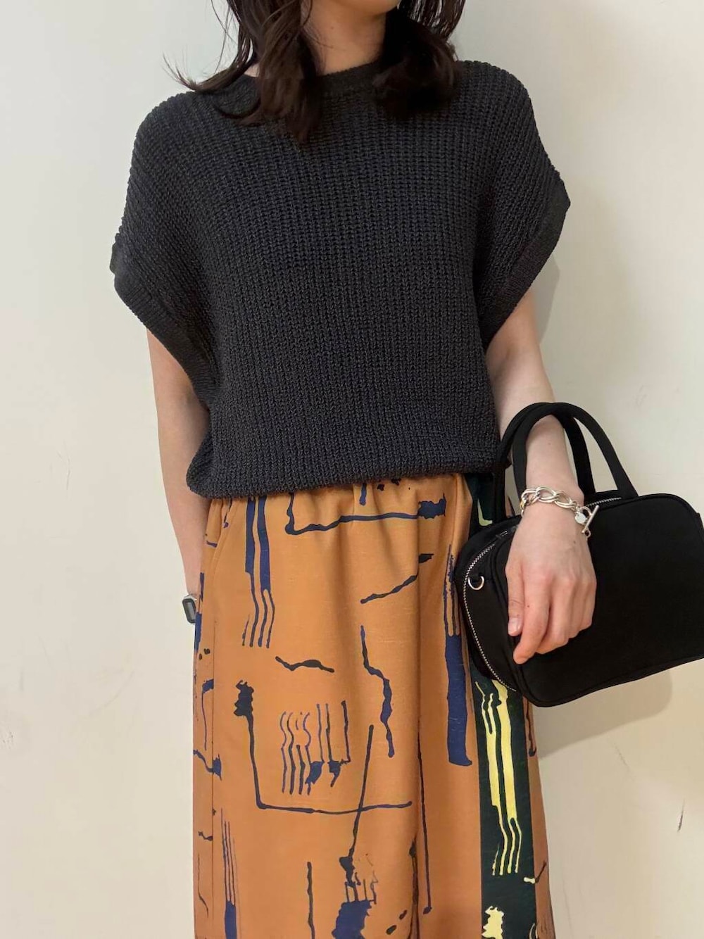 「カジュアル、ロングスカート、URBANRESEARCH、newarrival、サマーニット、柄スカート、お出かけコーデ、夏素材、骨格ナチュラル、ナチュラル×ブルベ冬、過ごしやすい、さらっと素材、洒落見えカットソーコーデ」｜「PHILIPPE AUDIBERTのPHILIPPE AUDIBERT　Solly bracelet L（ブレスレット、シルバー系）」を使った、りなさん（レディース・156cm）の夏コーディネートの1枚目の写真