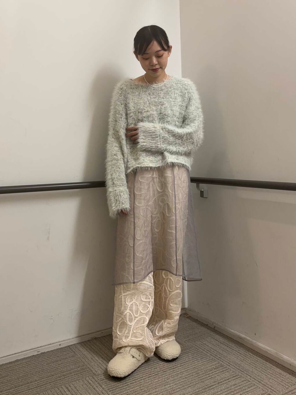 ホワイト系のサンダル、ホワイト系のその他パンツ、グレー系のワンピースを着用したレディースの秋コーディネートの1枚目の写真