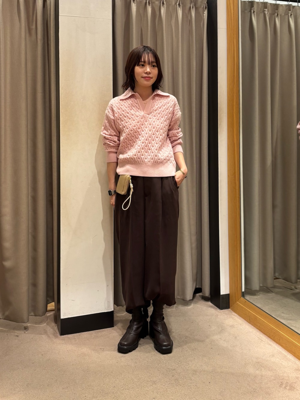 ブラウン系のその他パンツ、ブラウン系のブーツ、ピンク系のニット/セーターを着用したレディースの秋コーディネートの1枚目の写真