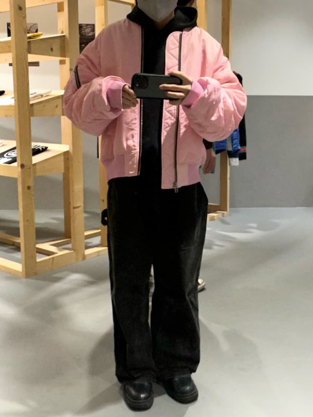 「STUSSYのアイテム（MA-1、ピンク系）」を使った、Iannさん（メンズ・165cm）の春コーディネートの1枚目の写真