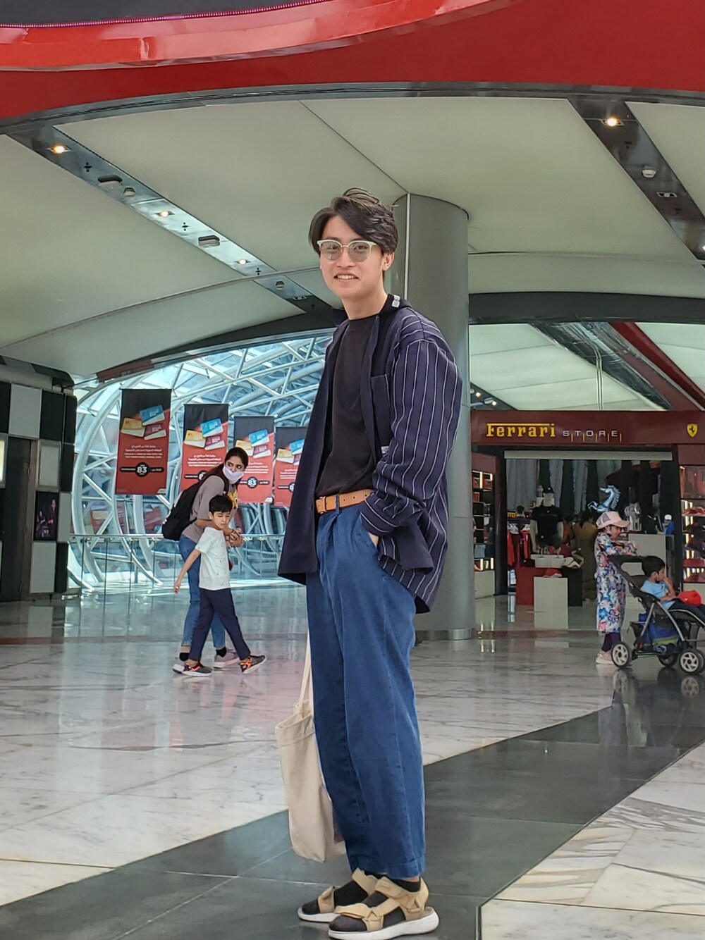 ブラック系のTシャツ/カットソー、ブラック系のシャツ/ブラウス、ブルー系のデニムパンツを着用したメンズの春コーディネートの1枚目の写真