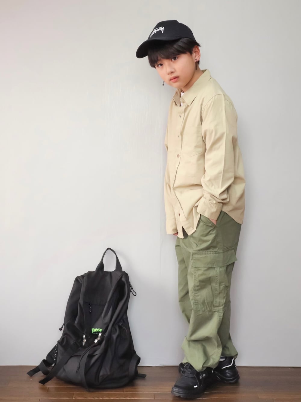 「春服みてみて、シャツスタイル、リュック、キャップ、プチプラ、レイヤードスタイル、シンプルコーデ、ストリート、カジュアルコーデ、スニーカーコーデ、春コーデ、ベージュ」｜「STUSSYのStock Low Pro Cap（キャップ、ブラック系）」を使った、Ｒ兄弟さん（キッズ・138cm）の春コーディネートの1枚目の写真