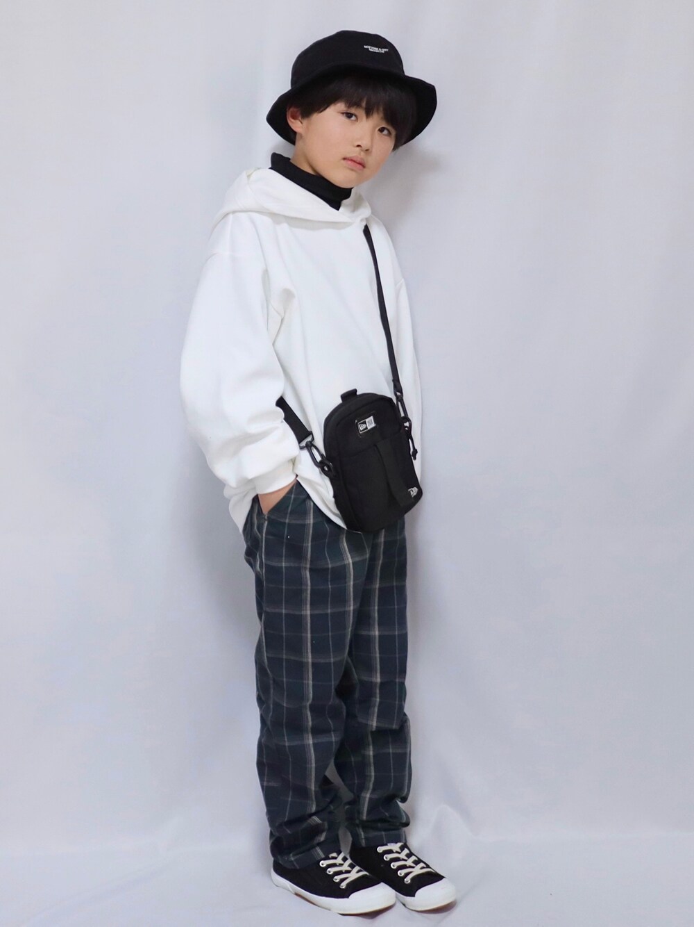 「ストリート、チェックパンツ、ショルダーバッグ、バケットハット、西松屋、スウェット、パーカー、タートルネック、レイヤードスタイル、プチプラ、オーバーサイズ、GU、スニーカーコーデ」｜「BROWNYのアイテム（ハット、その他）」を使った、Ｒ兄弟さん（キッズ・138cm）の冬コーディネートの1枚目の写真
