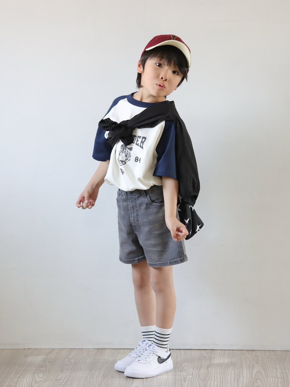 「春のおしゃ見えテクニック、ラグランTシャツ、デニム、キャップ、アウトドアスタイル、春服みてみて、タックイン、カジュアルコーデ、ストリート、UNIQLO、プチプラ、スニーカー、ショートパンツ、お出かけコーデ」｜「UNIQLOのアイテム（Tシャツ/カットソー、ホワイト系）」を使った、Ｒ兄弟さん（キッズ・110cm）の春コーディネートの1枚目の写真