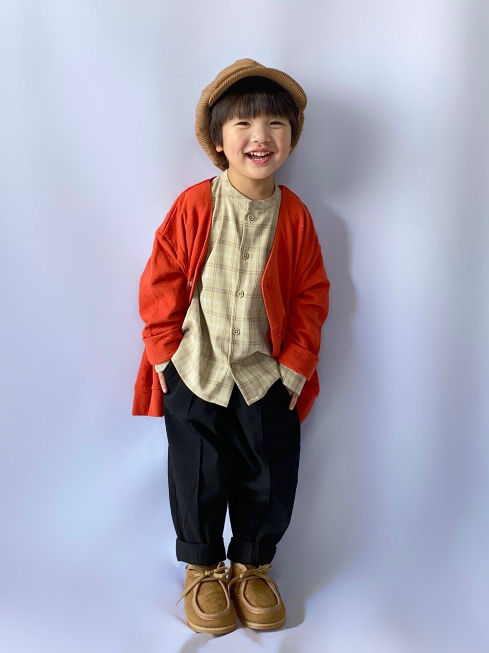 オレンジ系のカーディガン/ボレロ、ホワイト系のシャツ/ブラウス、ブラック系のその他パンツを着用したキッズの秋コーディネートの1枚目の写真