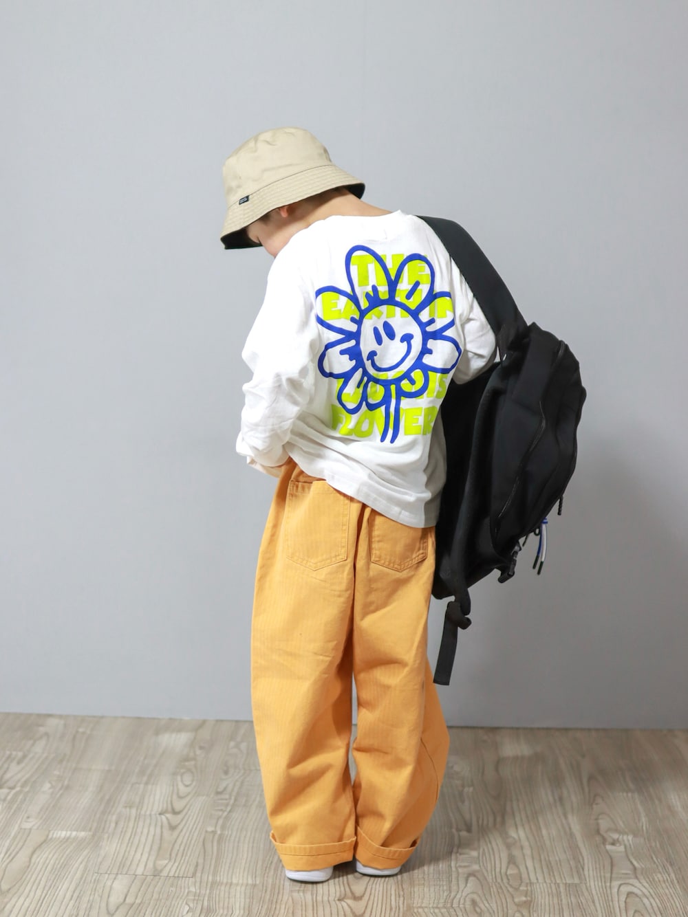 「ロンT、春コーデ、カラーパンツ、ワイドパンツ、春色、バケットハット、カジュアルコーデ、ストリート、プチプラ、スニーカー、ビタミンカラー」｜「GLOBAL WORKの洗えるリバーシブルバケットHAT/974037（ハット、ブラック系）」を使った、Ｒ兄弟さん（キッズ・120cm）の春コーディネートの1枚目の写真
