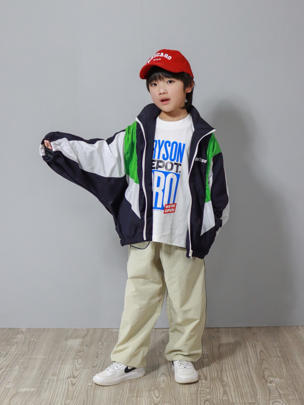 「ブルゾン、ナイロンジャケット、スポーツミックス、ビッグシルエット、キャップ、スニーカー、ロンT、ワイドパンツ、春コーデ、春アウター」｜「LOWRYS FARMのprinceナイロンブルゾン　290635（ブルゾン、ブルー系）」を使った、Ｒ兄弟さん（キッズ・120cm）の冬コーディネートの1枚目の写真