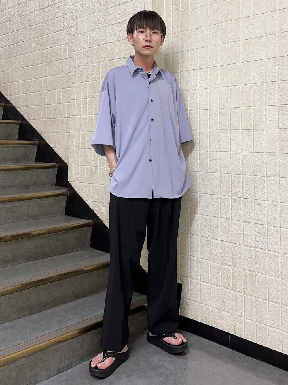 ブラック系のその他パンツ、パープル系のシャツ/ブラウスを着用したメンズの夏コーディネートの1枚目の写真