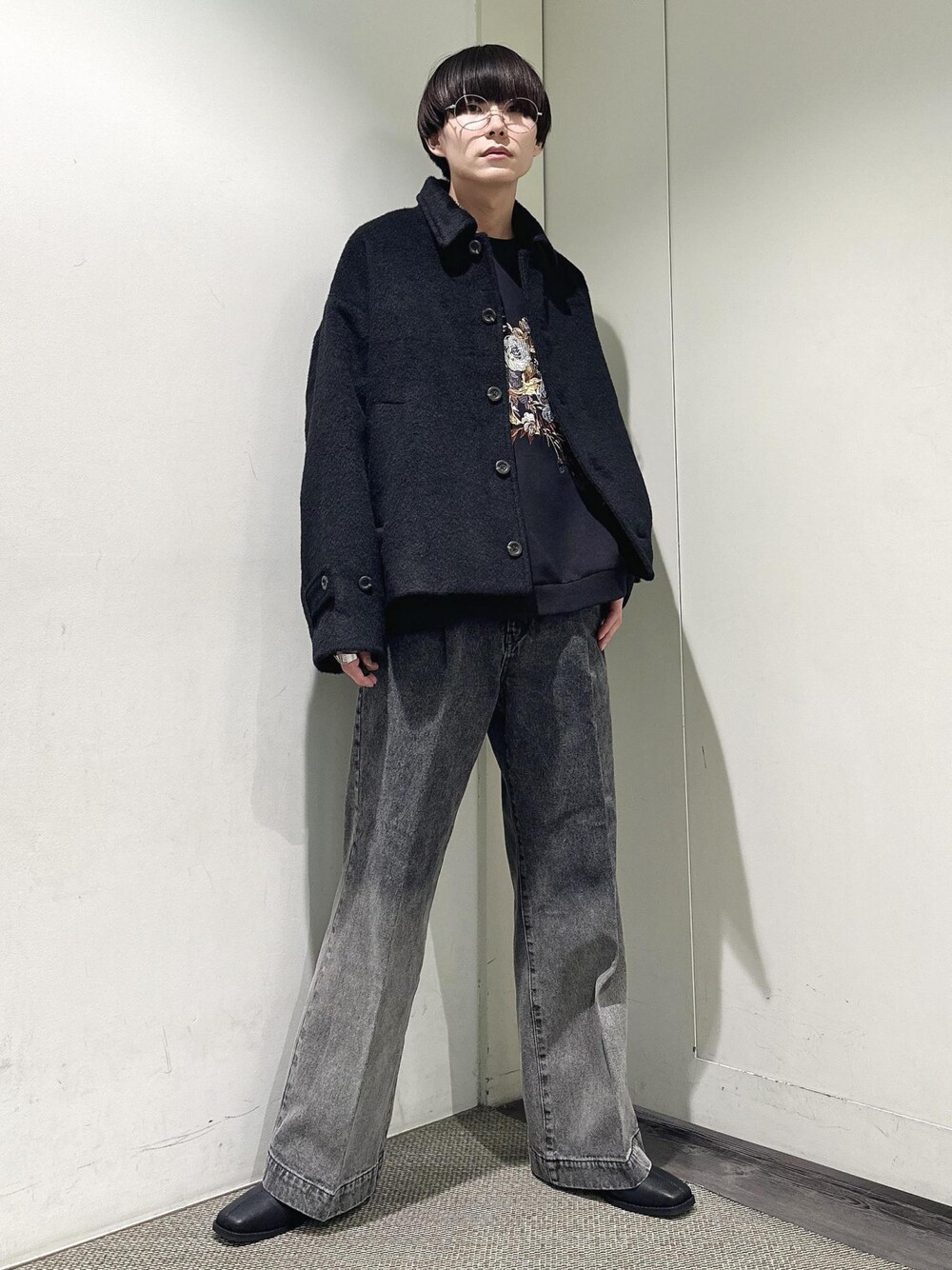 「junred、スウェット、ワイドパンツ、デニム、モノトーン、冬コーデ、デート、ブラック、ビッグシルエット、短丈、ショート丈、ブルゾン、プチプラ、ゆるコーデ、23AW冬の新作」｜「JUNREDのヴィンテージデニムスーパーフレアパンツ（デニムパンツ、ブラック系）」を使った、omatsuさん（メンズ・169cm）の冬コーディネートの1枚目の写真