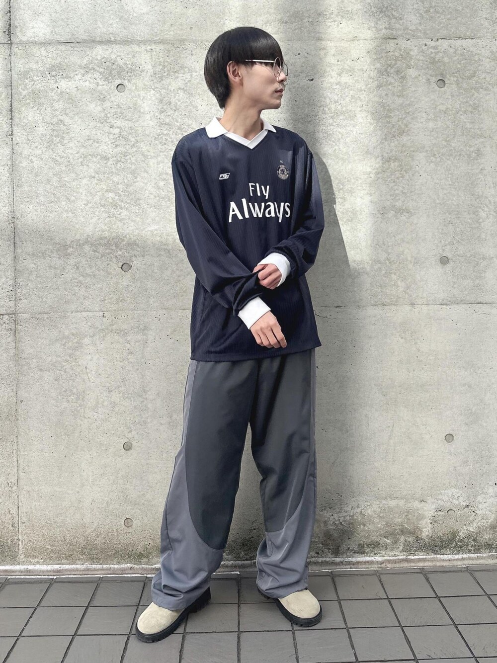 ブルー系のTシャツ/カットソー、グレー系のその他パンツを着用したメンズの春コーディネートの1枚目の写真