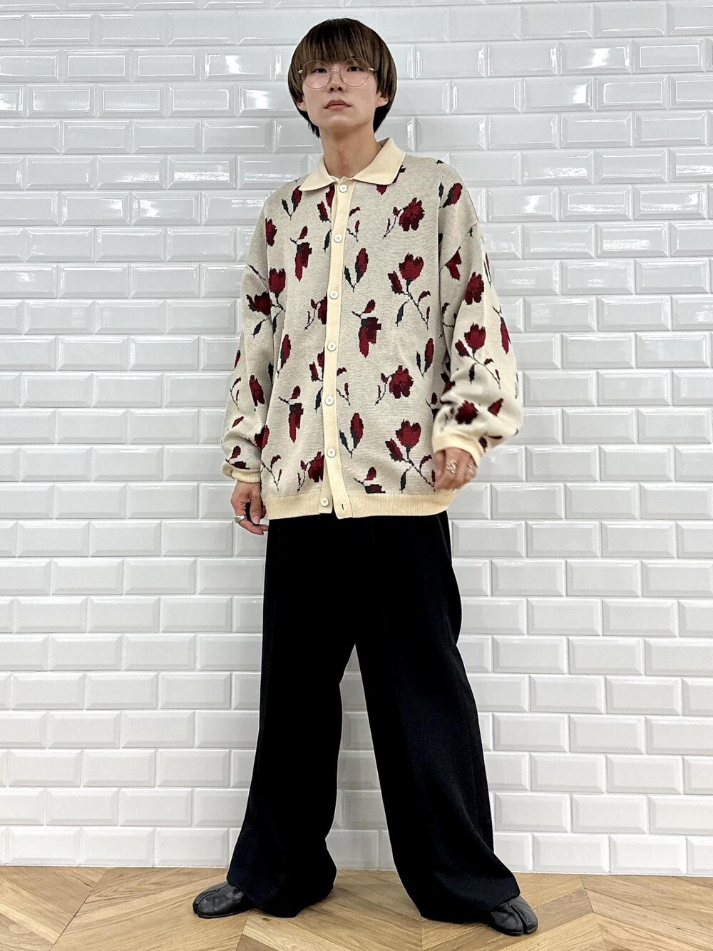 ベージュ系のカーディガン/ボレロ、ブラック系のスラックスを着用したメンズの秋コーディネートの1枚目の写真