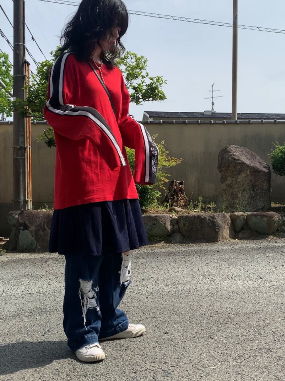「休日スタイル、シンプル、カジュアル、ラクチンコーデ、おでかけコーデ、ootd、下北沢、古着MIX、今日のコーデ、レイヤードスタイル、デニム、オーバーサイズ、ストリート、ハンドメイド」｜「Onitsuka Tigerのアイテム（スニーカー、ホワイト系）」を使った、rnalさん（レディース・158cm）の春コーディネートの1枚目の写真