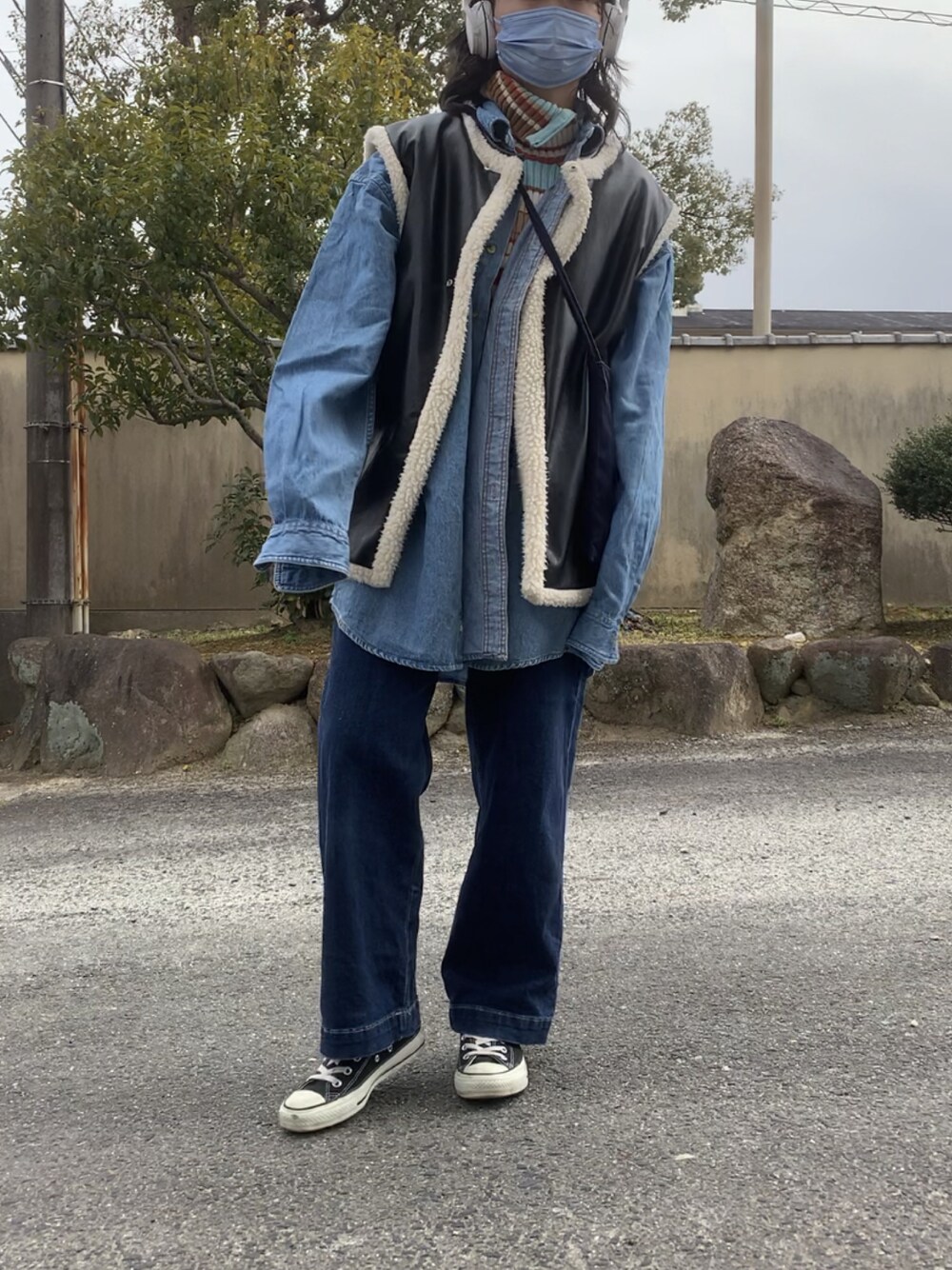 「休日スタイル、春先取り、ゆるコーデ、大人コーデ、1980s、デニム、デニムパンツ、デニムジャケット、デニムコーデ、今日のコーデ、ootd、blue、青」｜「Kastaneのフェイクレザーリバボアベスト（その他アウター、ブラック系）」を使った、rnalさん（レディース・158cm）の冬コーディネートの1枚目の写真