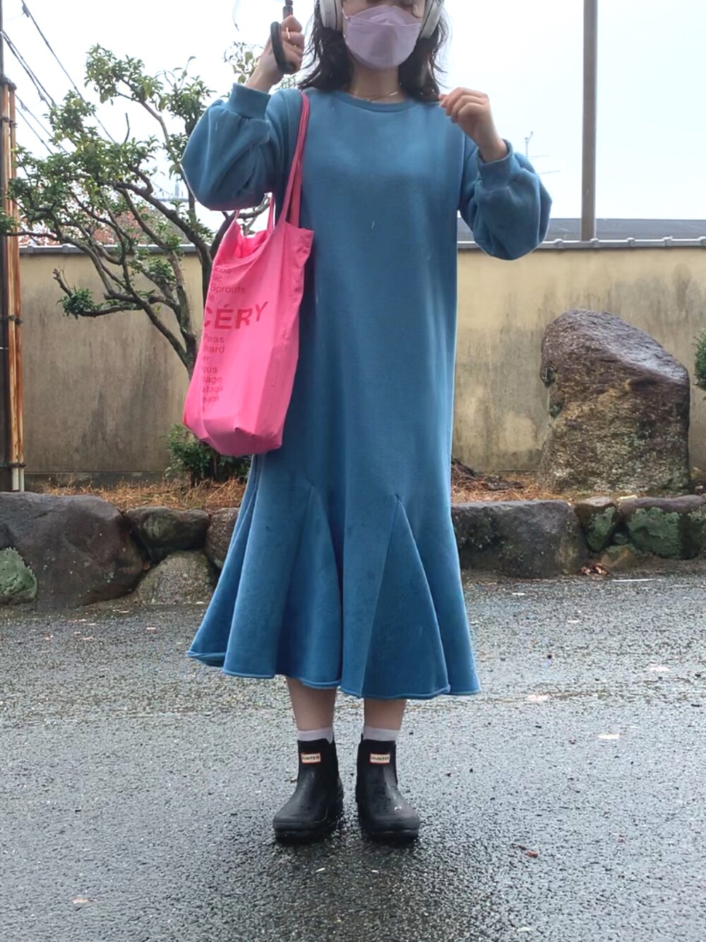 「休日コーデ、オトナカジュアル、あったかコーデ、カジュアルコーデ、ootd、ビックシルエット、ラフ、ワントーンコーデ、秋冬コーデ、ワンピース、トートバッグ、HUNTER、雨の日コーデ、今日のコーデ」｜「ABITOKYOの2021SS　マキシ丈バルーンスリーブマーメイドスウェットロングワンピース（ワンピース、ブルー系）」を使った、rnalさん（レディース・158cm）の秋コーディネートの1枚目の写真