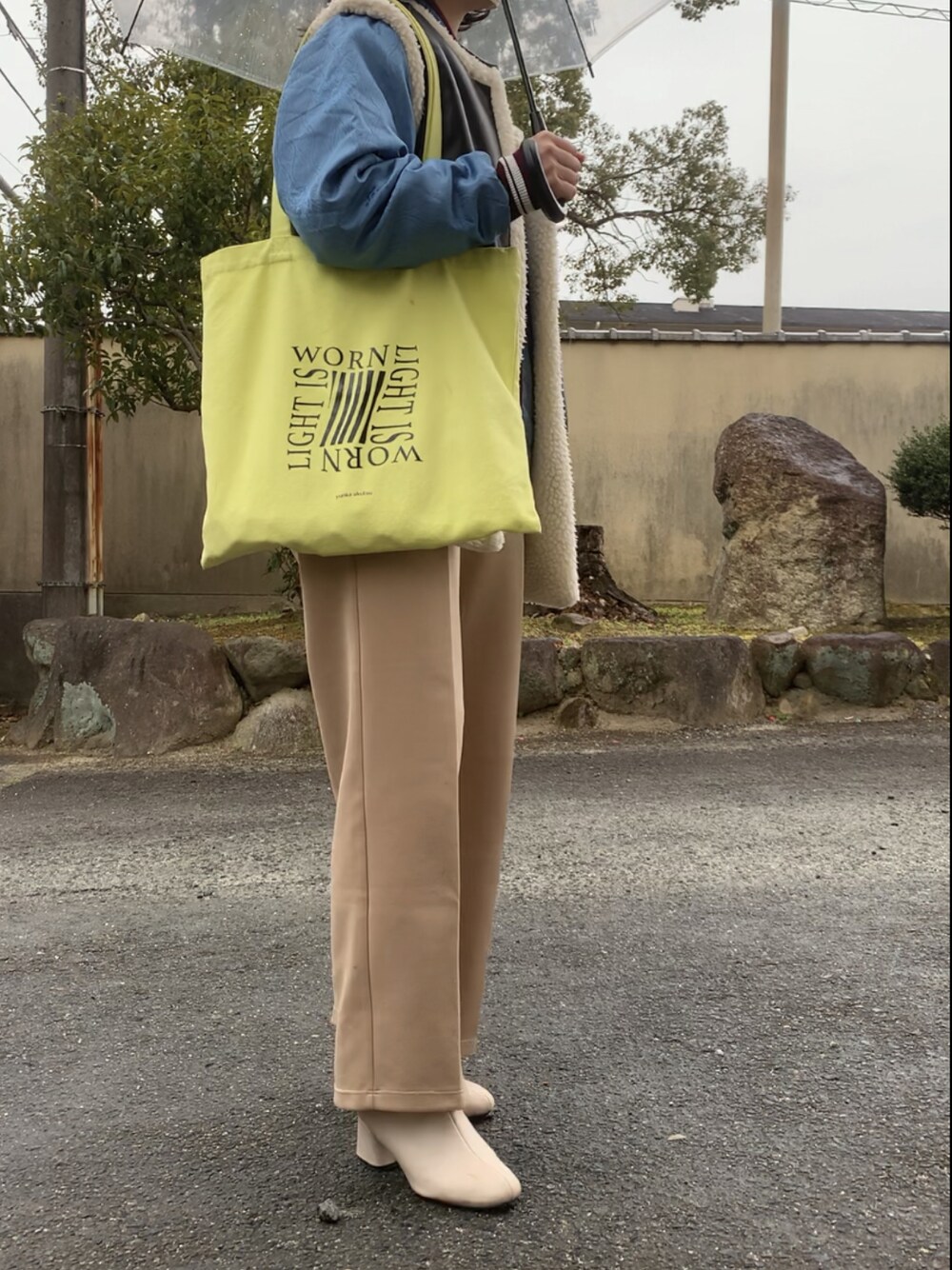 「私の推しブランド、カジュアルコーデ、休日スタイル、オトナ女子、ラクチンコーデ、オトナカジュアル、ootd、レイヤードスタイル、古着、オニツカタイガー、トートバッグ、今日のコーデ」｜「yurikaakutsuのアイテム（トートバッグ、イエロー系）」を使った、rnalさん（レディース・158cm）の冬コーディネートの1枚目の写真