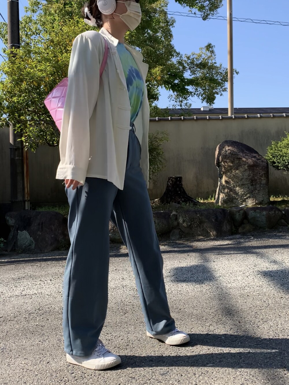 「ごきげんウィーク、休日コーデ、お出かけコーデ、カジュアル、オトナカジュアル、プチプラ、リラックススタイル、ootd、ＧＷ、春服、シャツ、白スニーカー、ピンク、メルカリ、shein」｜「GUのアイテム（スラックス、ブルー系）」を使った、rnalさん（レディース・158cm）の春コーディネートの1枚目の写真
