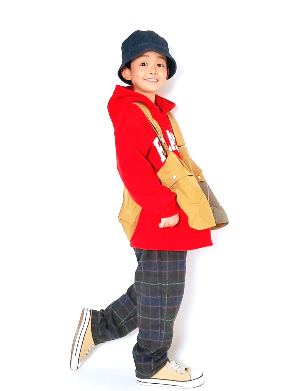 「キッズコーデ、男の子、チェック、ストリートコーデ、バケットハット、パーカー、GU、ベスト」｜「no brandのアイテム（ハット、ブルー系）」を使った、apipi0911さん（キッズ・120cm）の春コーディネートの2枚目の写真