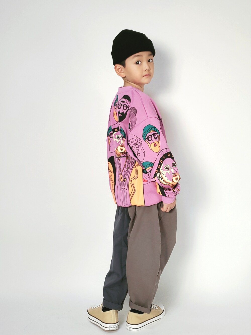 「キッズコーデ、カジュアル、男の子コーデ、ニット帽、スウェット、ピンク、スニーカー、海外子供服、男の子」｜「GUのアイテム（ニットキャップ/ビーニー、ブラック系）」を使った、apipi0911さん（キッズ・120cm）の冬コーディネートの2枚目の写真