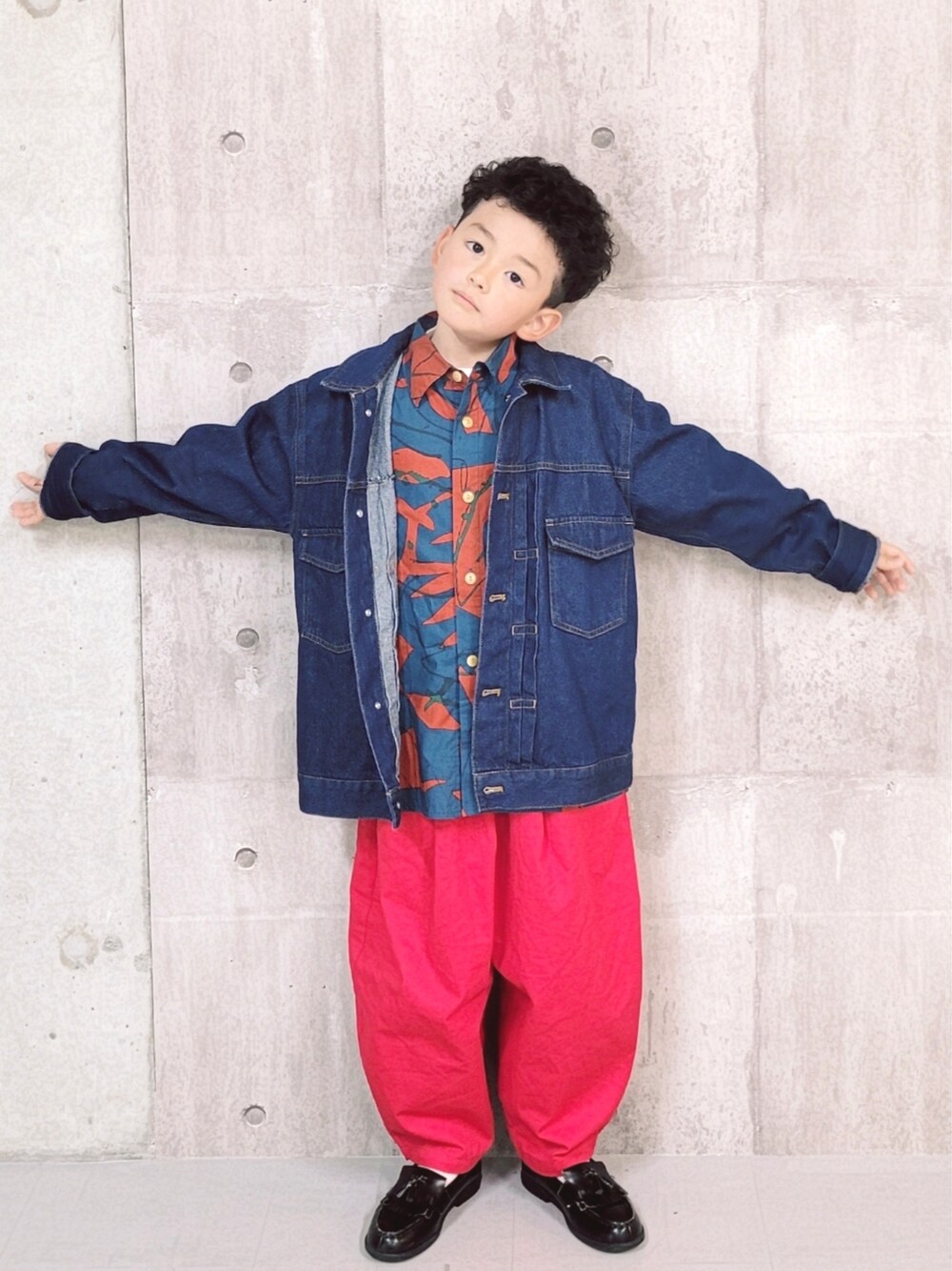 「休日スタイル、デニム、シャツスタイル、柄シャツ、キッズコーデ、カラーパンツ」｜「CIAOPANIC TYPYの【KIDS】【TYPY DENIM】デニムジャケット（デニムジャケット、ブルー系）」を使った、apipi0911さん（キッズ・125cm）の春コーディネートの1枚目の写真